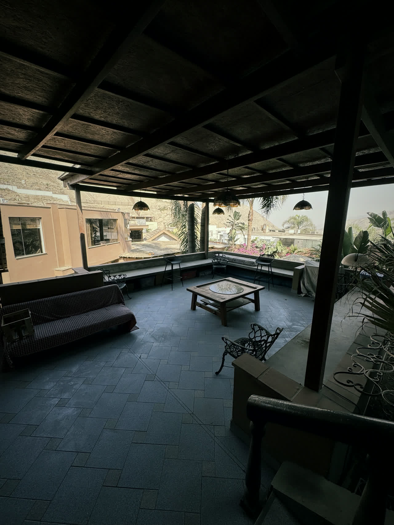 Terraza cubierta con estructura de vigas de madera